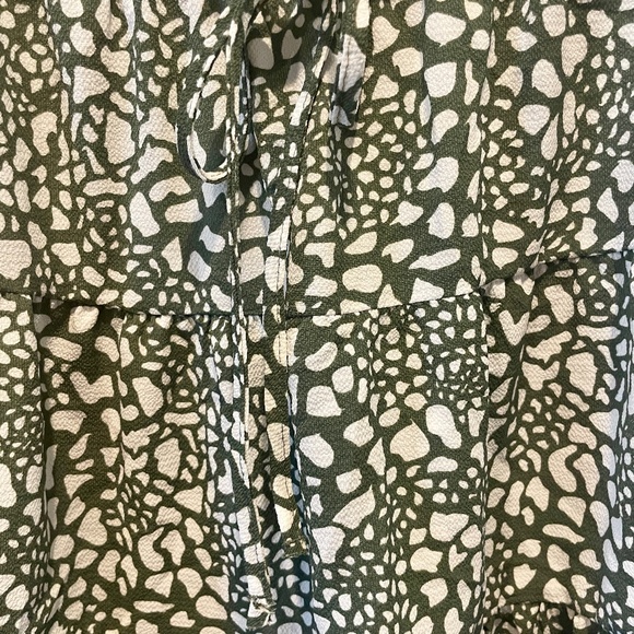 Vero Moda Graycen Skirt, NWOT, M, Olive Green/Cream abstract print Mini - Picture 3 of 7